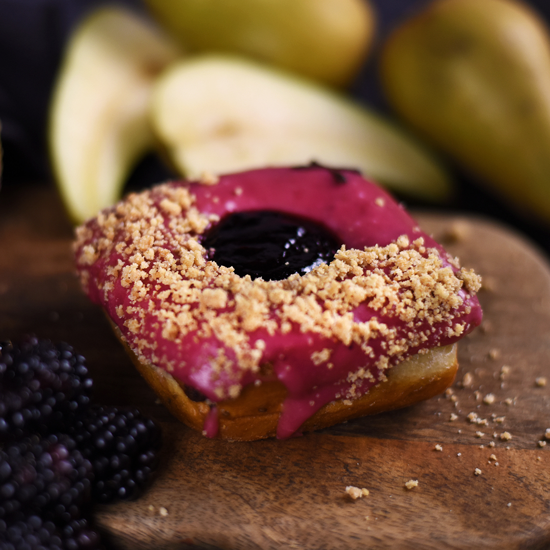 Blackberry & Pear (ve) | Doughnuts | Crosstown 1