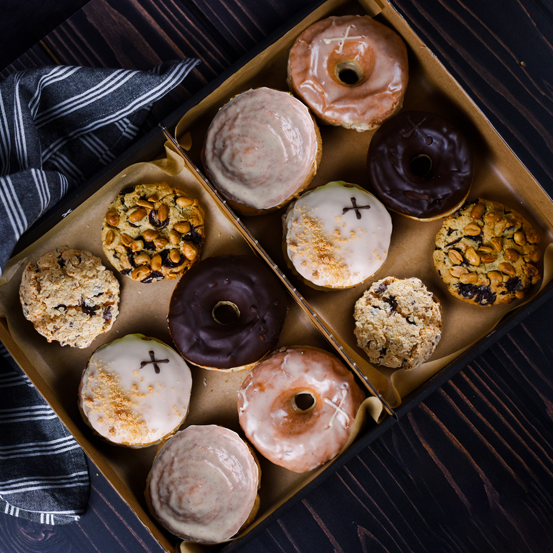 Doughnuts & Cookies Selection Box (ve) | Combos | Crosstown 7